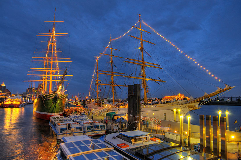 Lichterfahrt Abendliche Tour Durch Die Beleuchtete Speicherstadt Und Den Hamburger Hafen